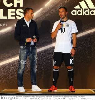 Fußball, DFB präsentiert Trikot für die EM 2016 in Berlin Berlin Lukas Podolski (Galatasaray Istanbul) praesentiert das neue Trikot der deutschen Fussball-Nationalmannschaft, Vorstellung des neuen Trikots der Nationalmannschaft, Fussball, 09.11.2015, Copyright: Hundt Eibner-Pressefoto EP_MHT
