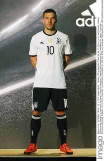 Fußball, DFB präsentiert Trikot für die EM 2016 in Berlin Berlin Lukas Podolski (Galatasaray Istanbul) praesentiert das neue Trikot der deutschen Fussball-Nationalmannschaft, Vorstellung des neuen Trikots der Nationalmannschaft, Fussball, 09.11.2015, Copyright: Hundt Eibner-Pressefoto EP_MHT