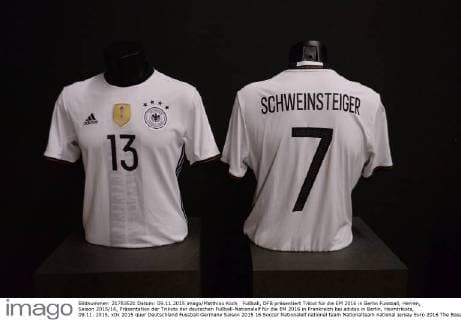 Fußball, DFB präsentiert Trikot für die EM 2016 in Berlin Fussball, Herren, Saison 2015 16, Präsentation der Trikots der deutschen Fußball-Nationalelf für die EM 2016 in Frankreich bei adidas in Berlin, Heimtrikots, 09.11. 2015,