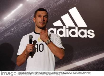 Fußball, DFB präsentiert Trikot für die EM 2016 in Berlin Lukas Podolski Trikotpräsentation in Berlin für EURO 2016 Frankreich Fußball Fussball DFB Nationalmannschaft Saison 2015 2016 09.11.2015 BRDeutschland
