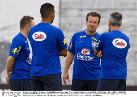 Treino da Sele??o no Corinthians SAO PAULO, Brazil - 09 11 2015: SELECTION TRAINING IN CORINTHIANS - Dunga conversation with assistants during Selection of training at Corinthians held at CT Joaquim Grava. (Photo: Marco Galv?o FotoArena)  MarcoxGalv?o