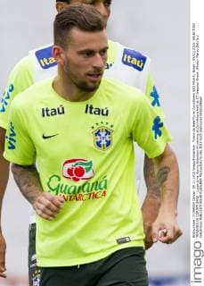 Treino da Sele??o no Corinthians SAO PAULO, Brazil - 09 11 2015: SELECTION TRAINING IN CORINTHIANS - Lucas Lima during Selection of training at Corinthians held at CT Joaquim Grava. (Photo: Marco Galv?o FotoArena)  MarcoxGalv?o