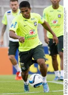Treino da Sele??o no Corinthians SAO PAULO, Brazil - 09 11 2015: SELECTION TRAINING IN CORINTHIANS - Douglas Costa during Selection of training at Corinthians held at CT Joaquim Grava. (Photo: Marco Galv?o FotoArena)  MarcoxGalv?o