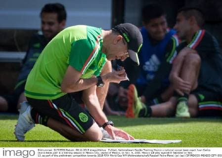 Fußball, Nationalteam Mexiko Training Mexico s national soccer team coach Juan Carlos Osorio takes part in a training session in Mexico City, capital of Mexico, on Nov. 9, 2015. Mexico will play against El Salvador on Nov. 13, as part of the preliminary competition towards 2018 FIFA World Cup WM Weltmeisterschaft Fussball Pedro Mera) (jp) (sp) (SP)MEXICO-MEXICO CITY-SOCCER national team Nationalteam e PedroxMera 