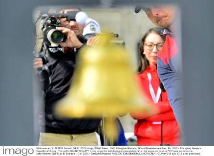 Golf, Shanghai Masters, PK und Pressetermin Nov. 10, 2015 - Shanghai, People s Republic of China - The golfer DANNY WILLETT trying rings the bell during a presentation after the press conference PK Pressekonferenz at Lake Malaren Golf Club in Shanghai. Golf 2015 - Shanghai Masters  - ZUMAm119