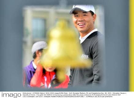 Golf, Shanghai Masters, PK und Pressetermin Nov. 10, 2015 - Shanghai, People s Republic of China - The golfer WU ASHUN during during a presentation after the press conference PK Pressekonferenz at Lake Malaren Golf Club in Shanghai. Golf 2015 - Shanghai Masters  - ZUMAm119