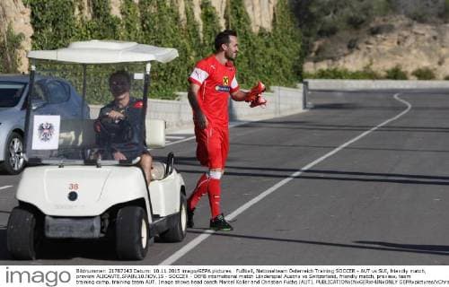Fußball, Nationalteam Österreich Training SOCCER - AUT vs SUI, friendly match, preview ALICANTE,SPAIN,10.NOV.15 - SOCCER - OEFB international match Länderspiel Austria vs Switzerland, friendly match, preview, team training camp, training team AUT. Image shows head coach Marcel Koller and Christian Fuchs (AUT). GEPAxpictures xChristianxOrt