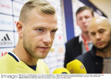 Fußball, Nationalteam Schweden Training und PK 151110 John Guidetti intervjuas inför Sveriges fotbollslandslags träning den 10 november 2015 i Stockholm.  Copyright: JOELxMARKLUND BB151110JM004