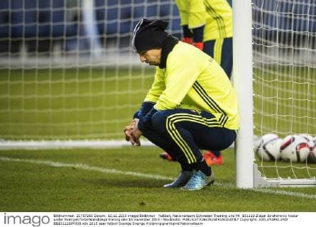 Fußball, Nationalteam Schweden Training und PK 151110 Zlatan Ibrahimovic hostar under Sveriges fotbollslandslags träning den 10 november 2015 i Stockholm.  Copyright: JOELxMARKLUND BB151110JM008
