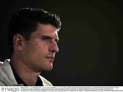 10.11.2015, Fussball Deutsche Nationalmannschaft, Zusammenkunft der Mannschaft vor dem Länderspiel gegen Frankreich, Pressekonferenz der deutschen Mannschaft in München im Mannschaftshotel Hilton. Mario Gomez (Deutschland) nachdenklich. 