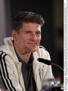 10.11.2015, Fussball Deutsche Nationalmannschaft, Zusammenkunft der Mannschaft vor dem Länderspiel gegen Frankreich, Pressekonferenz der deutschen Mannschaft in München im Mannschaftshotel Hilton. Mario Gomez (Deutschland) . 