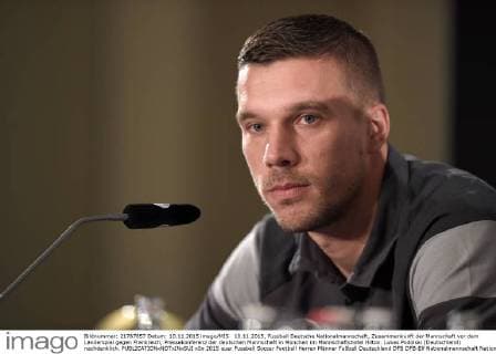 10.11.2015, Fussball Deutsche Nationalmannschaft, Zusammenkunft der Mannschaft vor dem Länderspiel gegen Frankreich, Pressekonferenz der deutschen Mannschaft in München im Mannschaftshotel Hilton. Lukas Podolski (Deutschland) nachdenklich. 