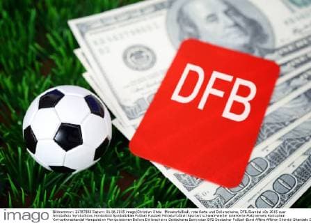 FOTOMONTAGE, Schwarz-WeiÃŸer LederfuÃŸball mit Fahne von der Slowakei