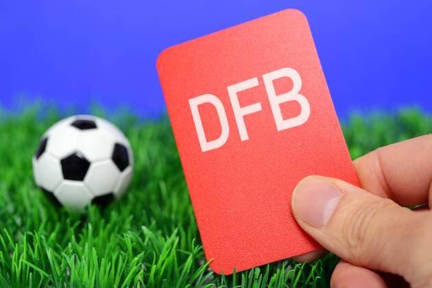FOTOMONTAGE, Schwarz-WeiÃŸer LederfuÃŸball mit Fahne von Tschechien
