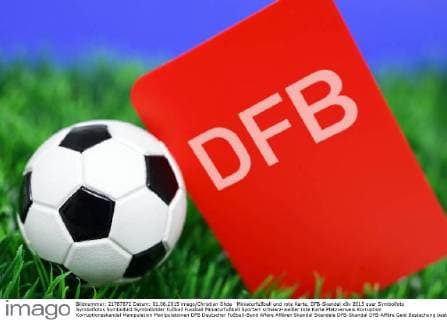 FOTOMONTAGE, Schwarz-WeiÃŸer LederfuÃŸball mit Fahne von Schottland