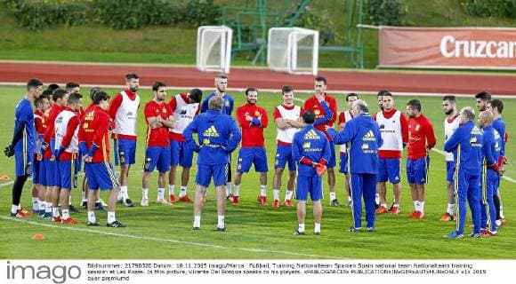 Fußball, Training Nationalteam Spanien Spain national team Nationalteam training session at Las Rozas. In this picture, Vicente Del Bosque speaks to his players. xPABLOGARCIAx 