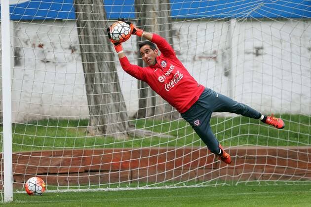 Fussball, Training Nationalteam Chile SANTIAGO, Nov. 10, 2015 -- Image provided by Chile s National Professional Football Association (, for its acronym in Spanish) shows Chilean national football team goalkeeper Claudio Bravo taking part in a training session at Juan Pinto Duran Sports Complex in Santiago city, capital of Chile, Nov. 10, 2015. Chile will face Paraguay in the match for the qualifying of the 2018 FIFA World Cup WM Weltmeisterschaft Fussball Russia, Friday Nov. 12 at Estadio Nacional of Santiago. ) (jg) (ah) (SP)CHILE-SANTIAGO-FOOTBALL-TRAINING ANFP 