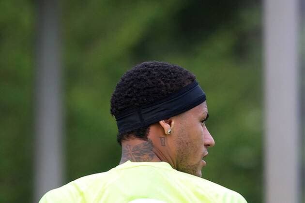 SAO PAULO, Nov. 10, 2015 -- Neymar of Brazil s national soccer team takes part in a training session in Sao Paulo, Brazil, on Nov. 10, 2015. Brazil will face Argentina on Nov. 12, and Peru on Nov. 17, in qualifier matches for the World Cup Russia 2018. Rahel Patrasso) (da) (sp) (SP)BRAZIL-SAO PAULO-SOCCER-TRAINING e RahelxPatrasso 