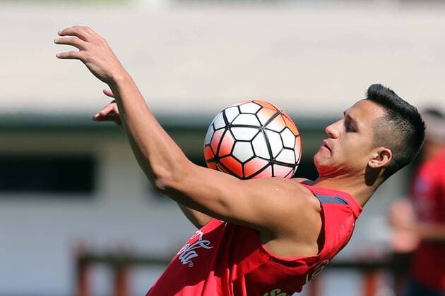 Fussball, Training Nationalteam Chile SANTIAGO, Nov. 10, 2015 -- Image provided by Chile s National Association of Professional Soccer (, for its acronym in Spanish), shows Alexis Sanchez of Chile taking part during a training session in the Sporting Complex Juan Pinto Duran, in Santiago city, capital of Chile, on Nov. 10, 2015. Chile will face Colombia in the qualifying match for the FIFA World Cup WM Weltmeisterschaft Fussball 2018 in the National Stadium of Santiago on Nov. 12. ) (da) (sp) (SP)CHILE-SANTIAGO-SOCCER-TRAINING ANFP 
