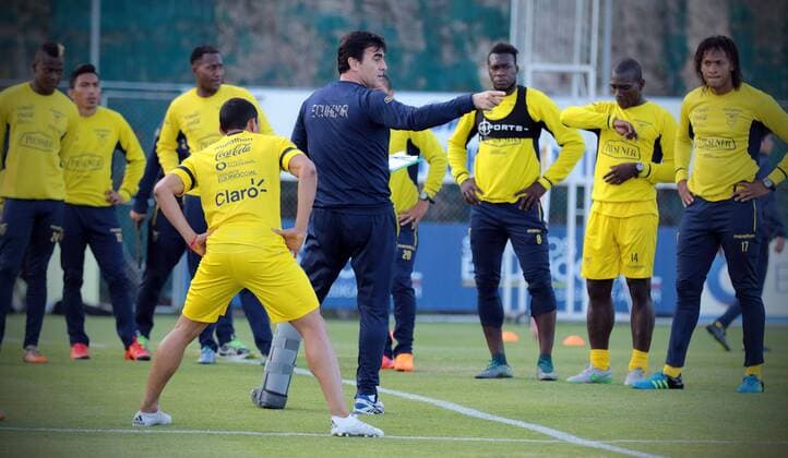 Head coach Gustavo Quintero (C) of Ecuador s national soccer team takes part in a training session in the House of the Team in Quito, capital of Ecuador on Nov. 10, 2015. Ecuador will face Uruguay in the qualifying match for the World Cup Russia 2018, to be held on Nov. 12 in the Atahualpa stadium in Quito, Ecuador. Santiago Armas) (da) (sp) (SP)ECUADOR-QUITO-SOCCER-TRAINING e SANTIAGOxARMAS 