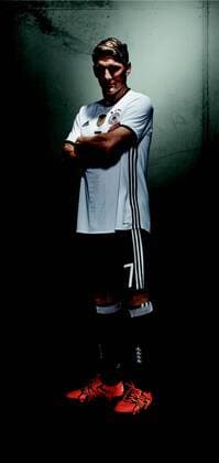 Fußball, DFB Nationalteam, Shooting im neuen EM-Trikot GER, DFB, EM-NATIONALTRIKOT 11.11.2015, Berlin, GER, DFB, EM 2016 -NATIONALTRIKOT, im Bild Bastian Schweinsteiger (DFB) im neuen EM 2016 outfit Einzelaktion, Tanzkörper Ganzkoerper, Hochformat neutraler Hintergrund Studio nphxEngler
