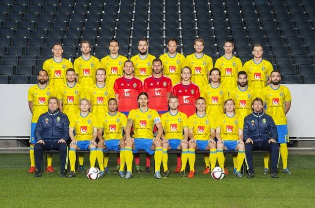 Fußball, Nationalteam Schweden, Fotoshooting in Stockholm 151111 Sveriges fotbollslandslag poserar för en lagbild den 11 november 2015 i Stockholm. Övre raden fran vänster: Kim Källström, Mikael Antonsson, Erik Johansson, Emir Kujovic, Andreas Granqvist, Ola Toivonen, Mikael Lustig och John Guidetti. Mellersta raden fran vänster: Erkan Zengin, Marcus Berg, Oscar Hiljemark, Robin Olsen, Andreas Isaksson, Patrik Carlgren, Gustav Svensson, Jimmy Durmaz och Abdul Khalili. Nedre raden fran vänster: Förbundskapten Erik Hamren, Oscar Lewicki, Martin Olsson, Zlatan Ibrahimovic, Sebastian Larsson, Pierre Bengtsson, Emil Forsberg och players manager Marcus Allbäck. Copyright: JOELxMARKLUND BB151111JM020
