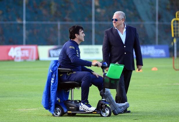 Nov. 10, 2015 - Quito, PICHINCHA, ECUADOR - Coach Gustavo Quinteros talks with Luis Chiriboga, president Ecuadorian Football Federation (FEF) during training before the match against the Uruguayan team in Quito (Ecuador), Tuesday, November 10, 2015. Ecuador training session in Quito  - ZUMAn230