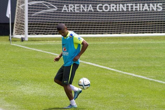 Treino da Sele??o Brasileira Principal SAO PAULO, Brazil - 11 11 2015: BRAZILIAN SELECTION TRAINING HOME - Douglas Costa during training the Brazilian team Corinthians Main held at the Arena. (Photo: Marco Galv?o FotoArena)  MarcoxGalv?o