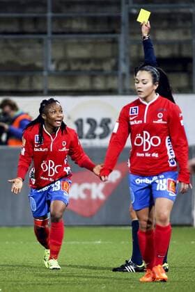 Fußball, Damen Champions League, KIF Örebro - Paris St. Germain 151111 Örebros Ogonna Chukwudi far en varning under fotbollsmatchen i Womens Champions League mellan Kif Örebro och Paris SG den 11 november 2015 i Örebro.  Copyright: JOHANxBERNSTRÖM BB151111BB214