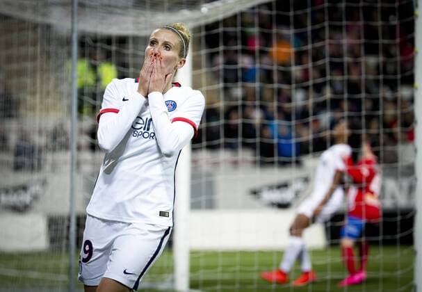151111 Paris SG Anja Mittag deppar under fotbollsmatchen i Womens Champions League mellan Kif Örebro och Paris SG den 11 november 2015 i Örebro.  Copyright: JohanxBernström BB151111BB241