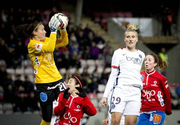 151111 KIF Örebro malvakt Carola Söberg och Paris SG Anja Mittag under fotbollsmatchen i Womens Champions League mellan Kif Örebro och Paris SG den 11 november 2015 i Örebro.  Copyright: JohanxBernström BB151111BB248