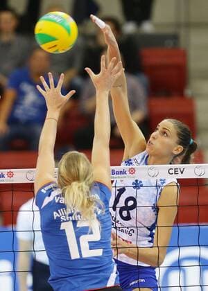 Stuttgart , CEV DenizBank Volleyball Campions League , MTV Allianz Stuttgart vs. Dinamo Kasan ; von links: Deborah van Daelen ( Allianz ) Elitsa Valiseva ( Kasan )