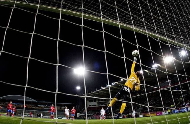 151111 KIF Örebro malvakt Carola Söberg räddar ett skott under fotbollsmatchen i Womens Champions League mellan Kif Örebro och Paris SG den 11 november 2015 i Örebro.  Copyright: JohanxBernström BB151111BB307