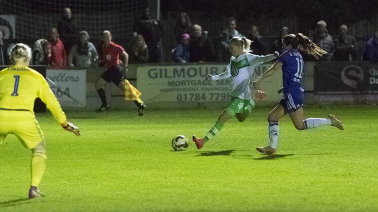 Fußball, UWCL, FC Chelsea - VfL Wolfsburg; Lara Dickenmann (Wolfsburg, 21) Torschuss. xtgx