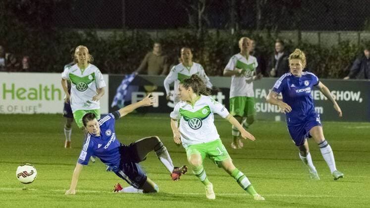 Fußball, UWCL, FC Chelsea - VfL Wolfsburg; Ramona Bachmann (Wolfsburg, 19) (vorne rechts) Zweikampf, Duell, duell, tackle, Tackling, Aktion, action. xtgx