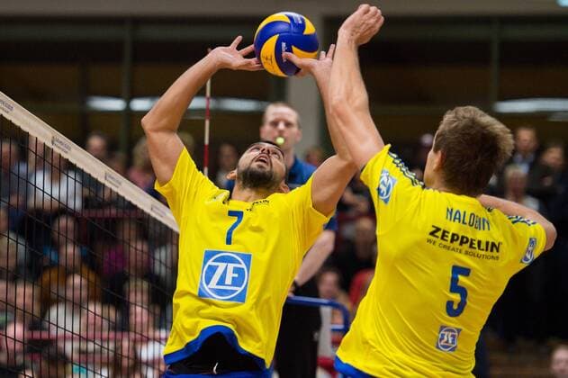 11.11.2015, Vechtesporthalle, Schuettorf Volleyball, DVV-Pokal Achtelfinale, FC Schüttorf Schuettorf 09 vs. VfB Friedrichshafen Zuspiel Arslan Eksi ( 7 Friedrichshafen), Alexey Nalobin ( 5 Friedrichshafen)