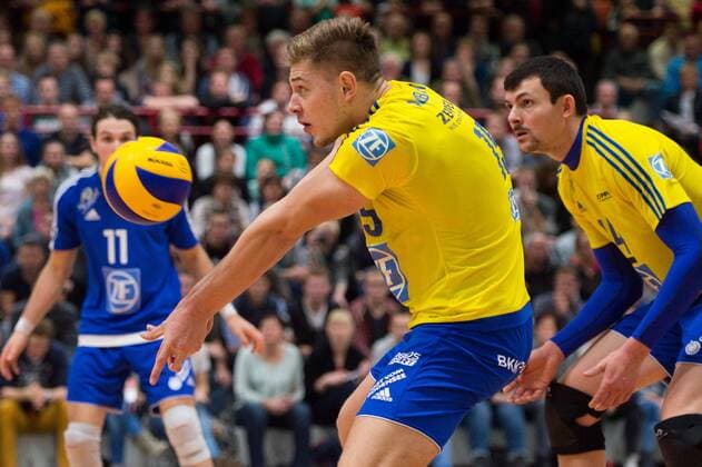 11.11.2015, Vechtesporthalle, Schuettorf Volleyball, DVV-Pokal Achtelfinale, FC Schüttorf Schuettorf 09 vs. VfB Friedrichshafen Annahme Robert Adrian Aciobanitei ( 15 Friedrichshafen)