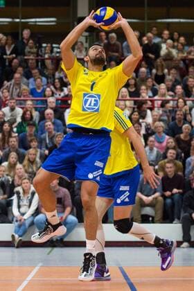 11.11.2015, Vechtesporthalle, Schuettorf Volleyball, DVV-Pokal Achtelfinale, FC Schüttorf Schuettorf 09 vs. VfB Friedrichshafen Zuspiel Arslan Eksi ( 7 Friedrichshafen)