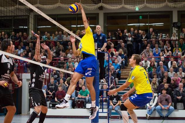 11.11.2015, Vechtesporthalle, Schuettorf Volleyball, DVV-Pokal Achtelfinale, FC Schüttorf Schuettorf 09 vs. VfB Friedrichshafen Angriff Arslan Eksi ( 7 Friedrichshafen)