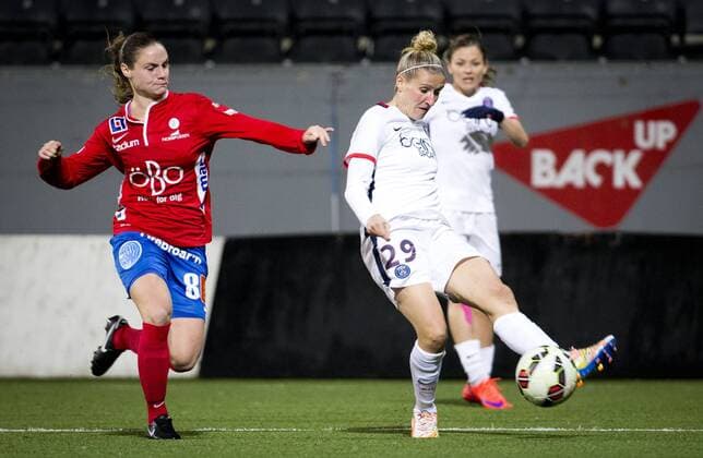 Fußball, Damen Champions League, KIF Örebro - Paris St. Germain 151111 KIF Örebro Hanne Grahns och Paris SG Anja Mittag under fotbollsmatchen i Womens Champions League mellan Kif Örebro och Paris SG den 11 november 2015 i Örebro.  Copyright: JohanxBernström BB151111BB401