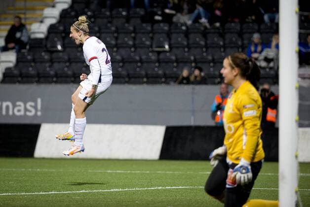 Fußball, Damen Champions League, KIF Örebro - Paris St. Germain 151111 Paris SG Anja Mittag gör 1-1 och jublar under fotbollsmatchen i Womens Champions League mellan Kif Örebro och Paris SG den 11 november 2015 i Örebro.  Copyright: JohanxBernström BB151111BB412