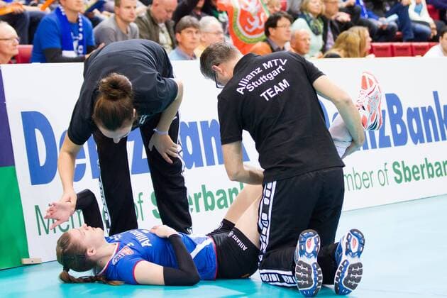 Stuttgart Renata Sandor ( 7 Allianz MTV Stuttgart) verletzt am Boden, Dr. Andreas Hans Hoffmann (Arzt Allianz MTV Stuttgart) und Pia Wilke (Physiotherapeutin Allianz MTV Stuttgart) behandeln sie 2016 CEV DenizBank Volleyball Champions League Damen, Pool A, 2nd Leg, Allianz MTV Stuttgart gegen Dinamo Dynamo Kazan (RUS) , Stuttgart SCHARRena, 11.11.15 Copyright: Wuechner Eibner-Pressefoto EP_NWR