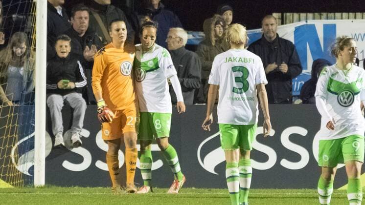 Fußball, UWCL, FC Chelsea - VfL Wolfsburg; Merle Frohms (Wolfsburg, 29) und Babett Peter (Wolfsburg, 8) feiern den Sieg. xtgx