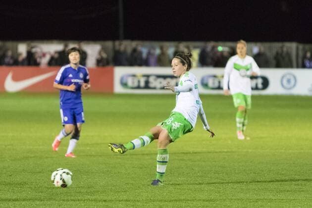 Fußball, UWCL, FC Chelsea - VfL Wolfsburg; Vanessa Bernauer (Wolfsburg, 18) spielt einen Pass. xtgx