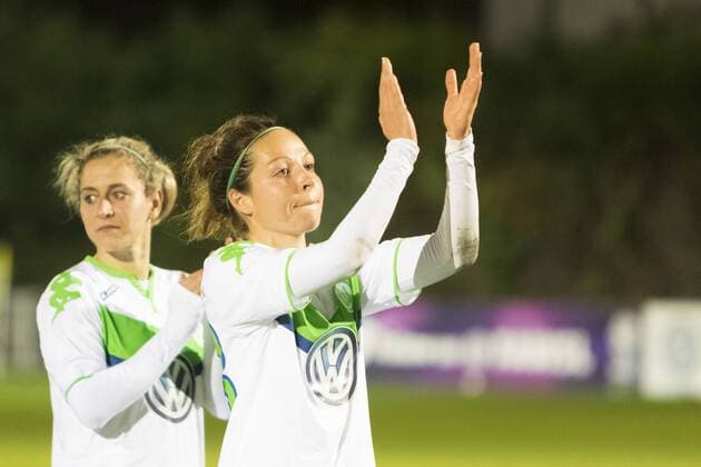 Fußball, UWCL, FC Chelsea - VfL Wolfsburg; v.l. Anna Blässe (Wolfsburg, 9) und Vanessa Bernauer (Wolfsburg, 18) bedankt sich bei Fans, Dank, bedanken, feiern. xtgx