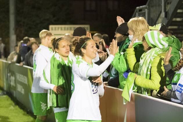 Fußball, UWCL, FC Chelsea - VfL Wolfsburg; v.l. Nilla Fischer (Wolfsburg; Kapitänin, captain, 4), Babett Peter (Wolfsburg, 8), Vanessa Bernauer (Wolfsburg, 18) bedankt sich bei Fans, Dank, bedanken, feiern. xtgx