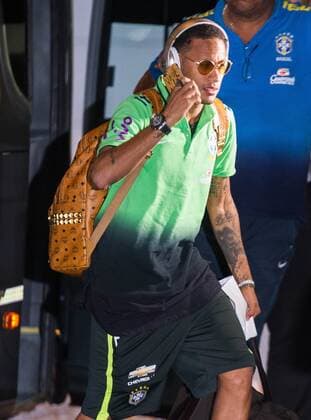 Fußball, Nationalteam Brasilien, Ankunft in Buenos Aires Selection arrives to play against Argentin BUENOS AIRES, AR - 11 11 2015: Brazilian team arrives in Buenos Aires - Neymar Jr. is seen on arrival of the Brazilian team at the Hotel Four Seasons to focus to match between Argentina-Brazil, valid for the third round of the playoffs for the Cup World, held at the Monumental Stadium in Nunez. (Photo: Marcelo Machado de Melo FotoArena)  MarceloxMachadoxdexMelo