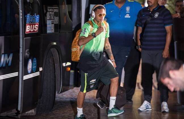 Fußball, Nationalteam Brasilien, Ankunft in Buenos Aires Selection arrives to play against Argentin BUENOS AIRES, AR - 11 11 2015: Brazilian team arrives in Buenos Aires - Neymar Jr. is seen on arrival of the Brazilian team at the Hotel Four Seasons to focus to match between Argentina-Brazil, valid for the third round of the playoffs for the Cup World, held at the Monumental Stadium in Nunez. (Photo: Marcelo Machado de Melo FotoArena)  MarceloxMachadoxdexMelo