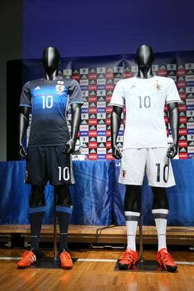 Fußball, Nationalteam Japan, Trikotpräsentation Men s new home and away kit (JPN), NOVEMBER 5, 2015 - Football Soccer : Japan Men s new home and away kit during the presentation of the Japan national football and futsal team s new jersey at JFA House in Tokyo, Japan. NoxThirdxPartyxSales  (umqa029220)