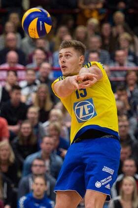 11.11.2015, Vechtesporthalle, Schuettorf Volleyball, DVV-Pokal Achtelfinale, FC Schüttorf Schuettorf 09 vs. VfB Friedrichshafen Annahme Robert Adrian Aciobanitei ( 15 Friedrichshafen)